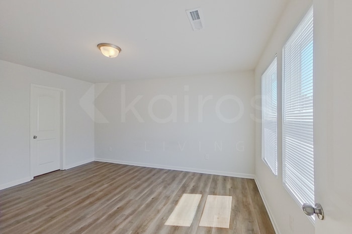 Building Photo - 137 Shamrock Dr SW