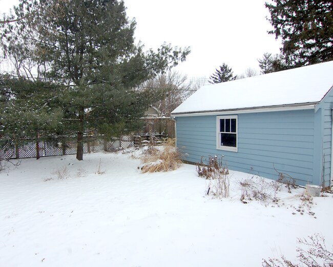 Building Photo - 704 S Grove St