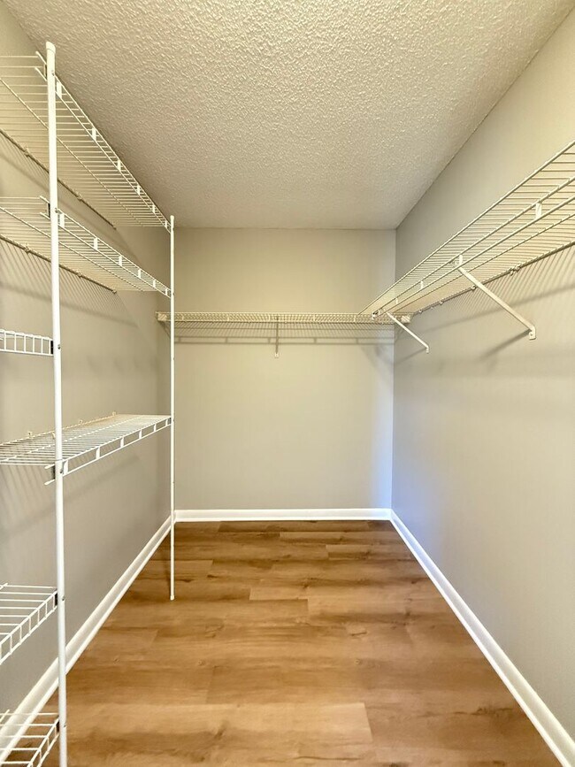 Building Photo - Bellevue!  2 Bedroom / 2 Bath House w/ Loft!  Renovated - Pet Friendly