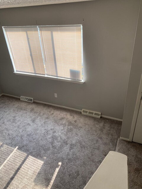 Building Photo - "Charming 2-Bed Townhome (multiplex buildi...