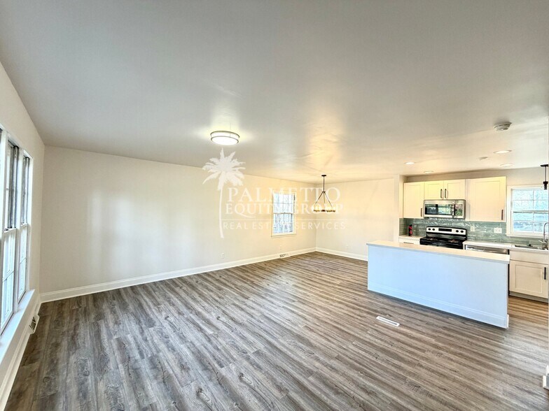 Building Photo - 2210 Waynick St