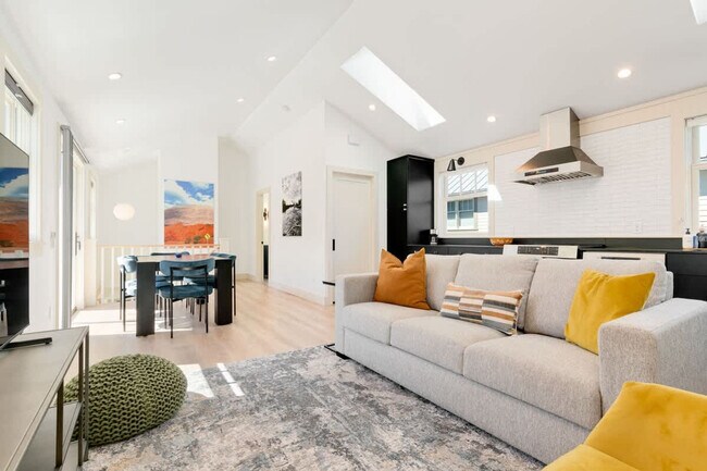 Building Photo - 3224 13th Ave W