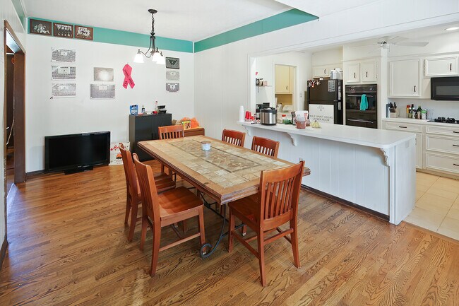 Building Photo - 1406 Angelina Cir