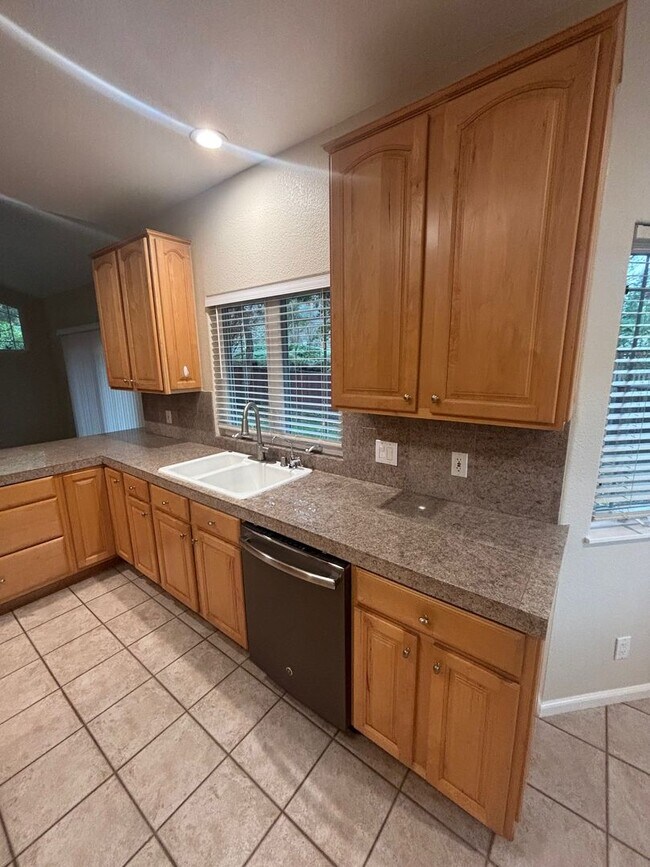 Building Photo - Single level 3 bedroom 2 bathroom Rincon V...