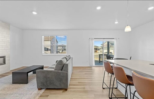 Building Photo - Private bathroom room 5