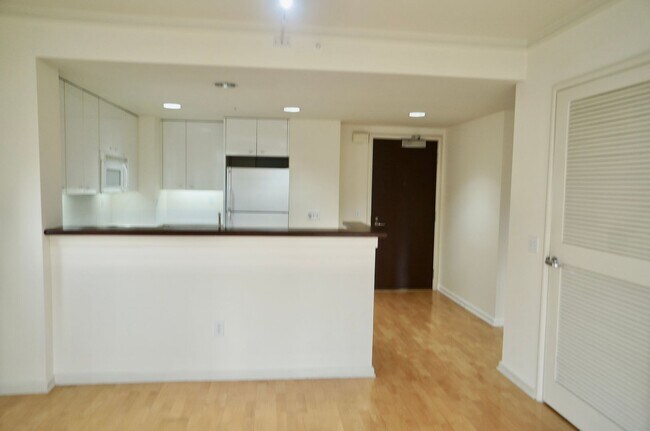 Building Photo - Excellent South Beach Location-1 Bed/1 Bath in Amenity Building with W/D & Garage Parking!