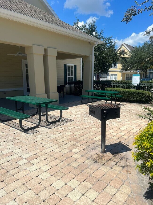 Building Photo - 4-bedroom, 3-bathroom townhouse in Kissimmee !