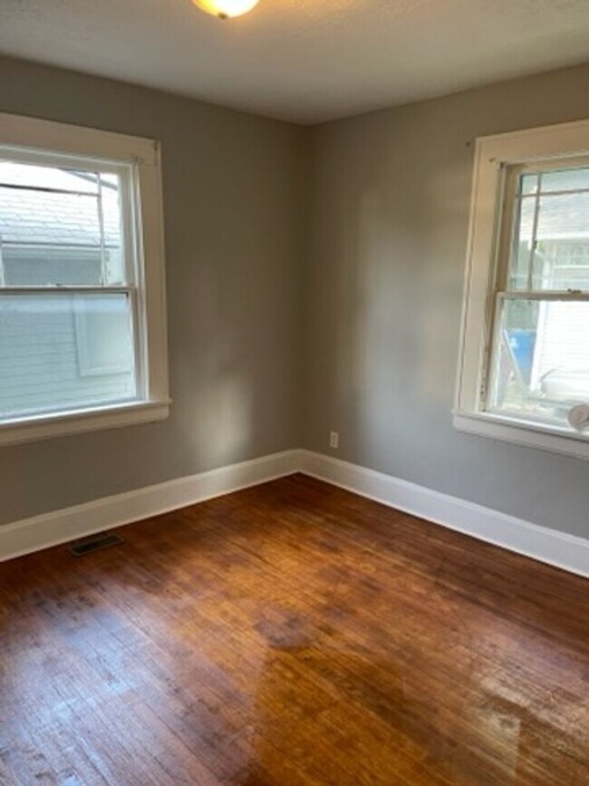 Building Photo - 2 Bed 1 Bath House-PRE LEASING Available N...