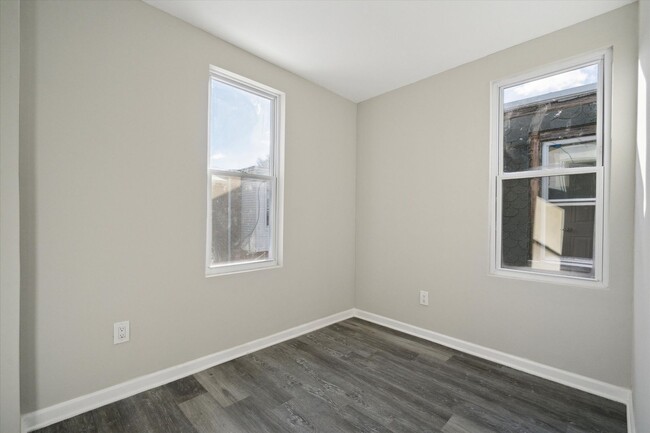 Building Photo - Newly Renovated 3 Bedroom Home