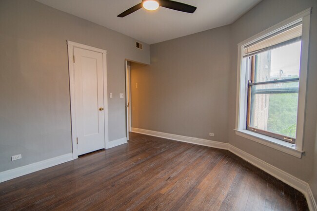 Building Photo - 844 W Lakeside Pl