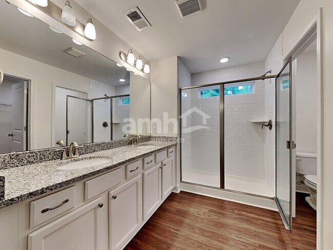 Building Photo - 215 Swan Dr