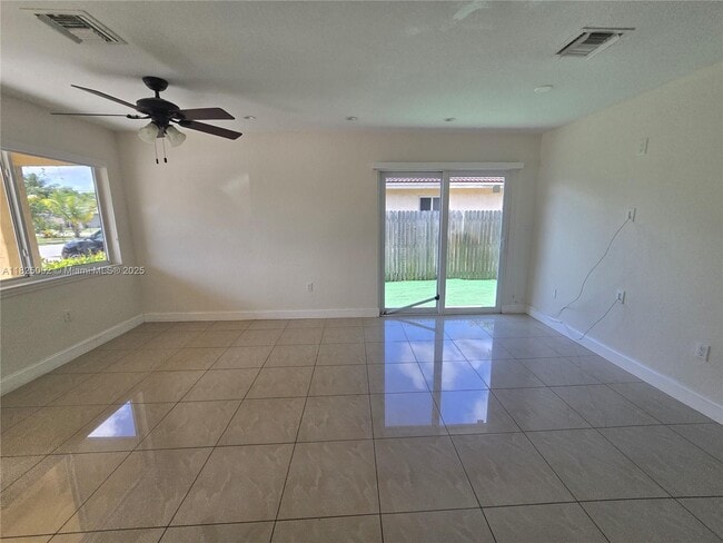 Building Photo - 3104 Tarpon Dr