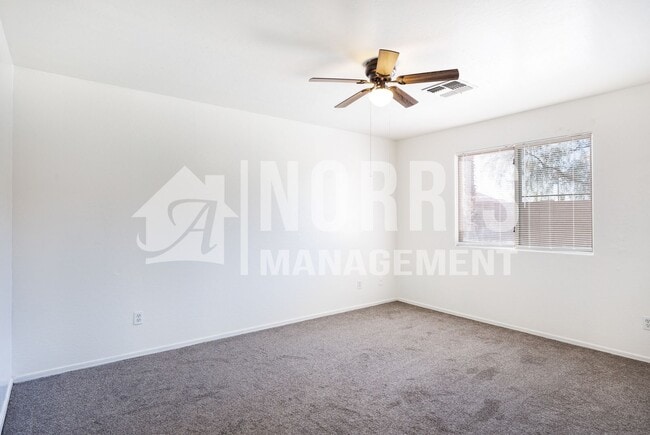 Building Photo - Great Home Located in Town with a Pool