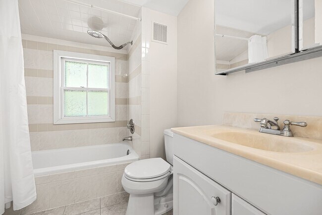 Building Photo - 20 Donizetti St