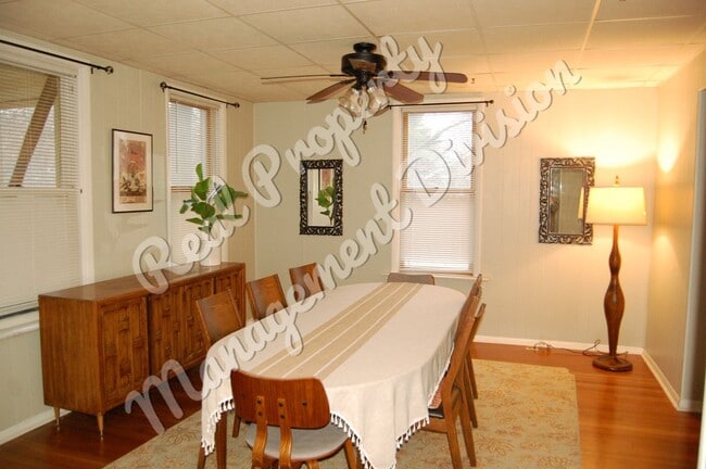 Building Photo - 3 Bed / 1.5 Bath Home | Huge Yard | Screened Front Porch | 2-Car Garage