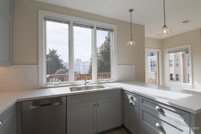 Building Photo - 127 Ashbury St