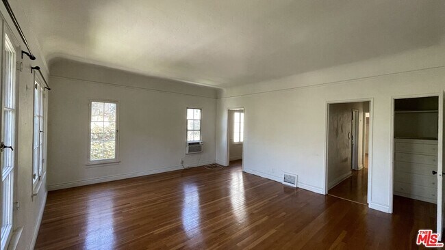 Building Photo - 444 N Sycamore Ave