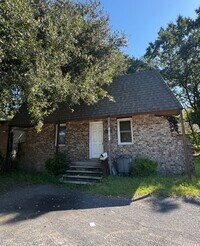 Building Photo - Charming Ranch Central Charleston
