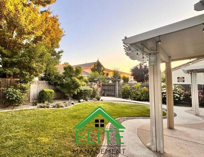 Building Photo - Stunning 4-Bedroom, 3.5-Bath Home
