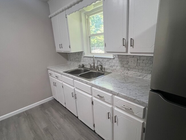 Building Photo - 3 Bedroom 1 bath
