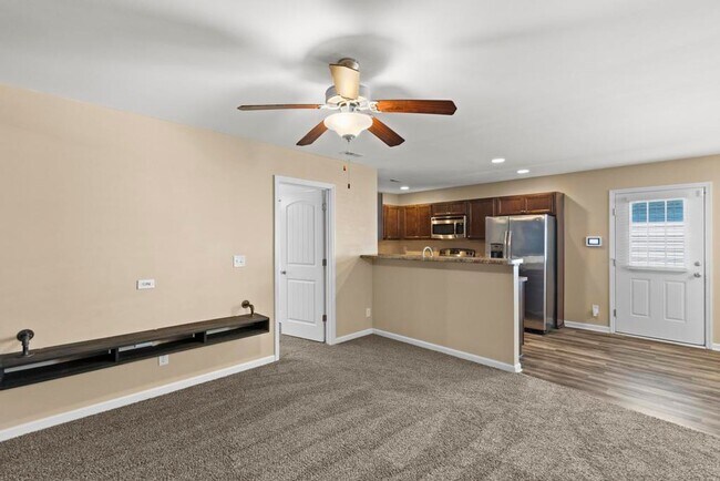 Building Photo - Beautiful Townhome with BEACH Convenience!