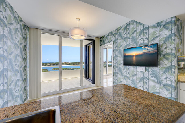 Building Photo - 525 S Flagler Dr