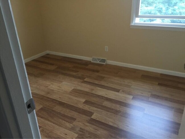 Building Photo - 3 bedroom 1.5 bath townhouse