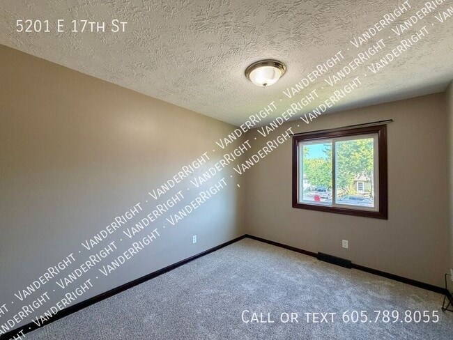 Building Photo - 5201 E 17th St