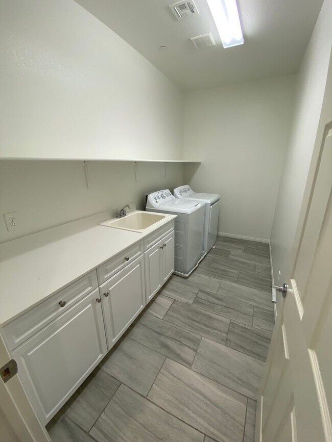 Building Photo - Beautiful 4 bed/3 home located in Henderson.