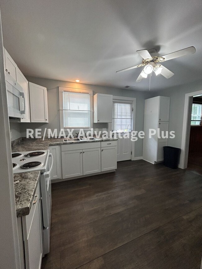 Building Photo - 3-Bedroom Home in Town of Blackstone!
