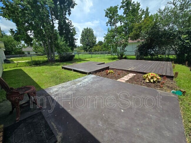 Building Photo - 8900 Forest Oak Dr