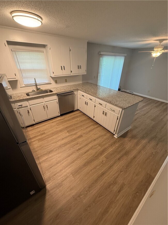 Building Photo - 112 Lynwood Dr