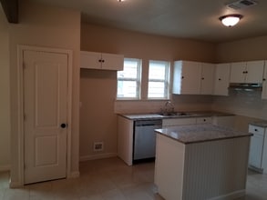 Building Photo - 1016 Center St