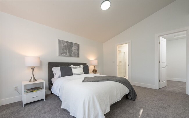 Building Photo - Contemporary rambler in Kent Station!