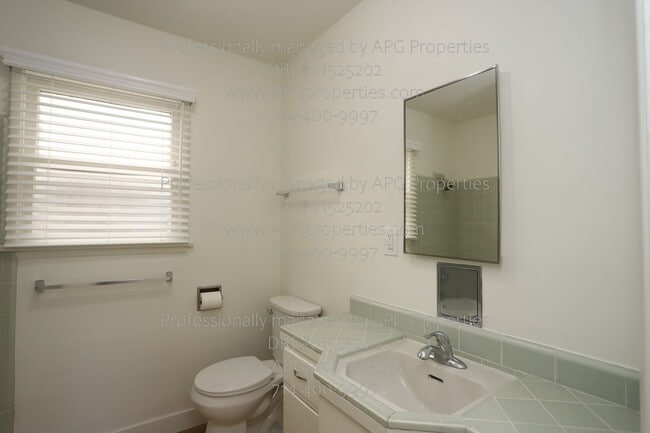 Building Photo - 919 W Wilshire Ave