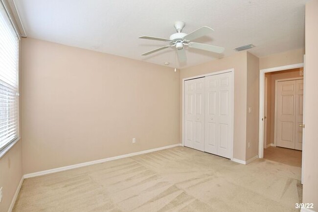 Building Photo - Premier 2/2 Spacious Condo with a Screened...