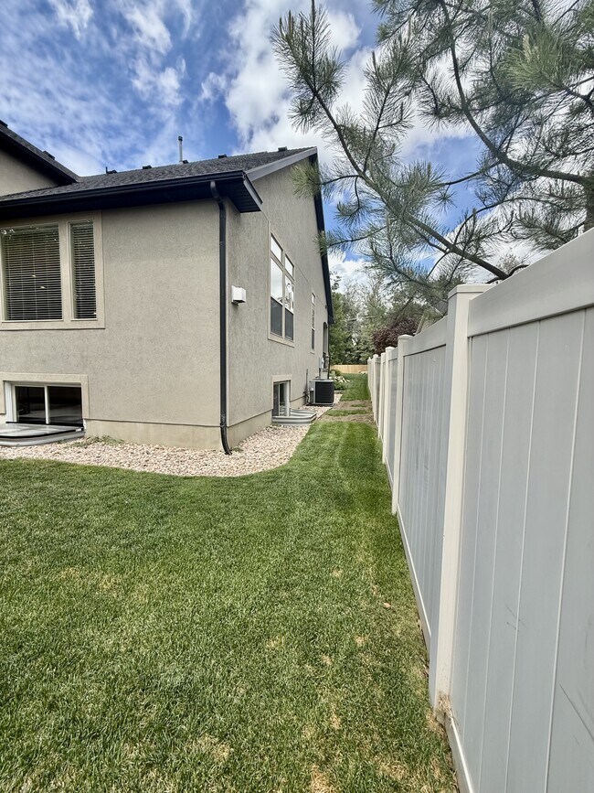 Building Photo - 2034 E 4500 S