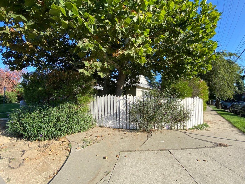 Building Photo - 5460 Kester Ave