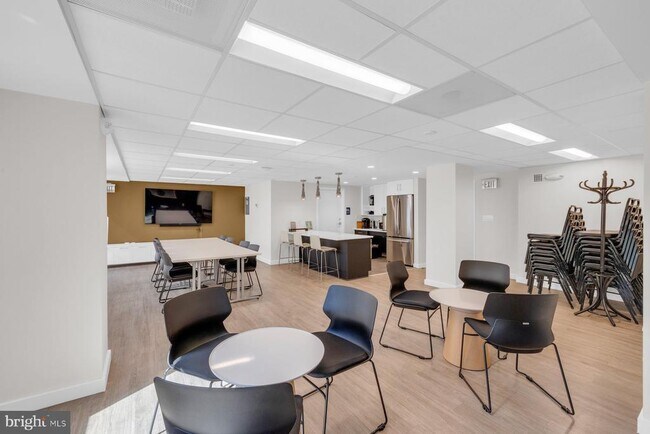 Building Photo - 2500 N Van Dorn St