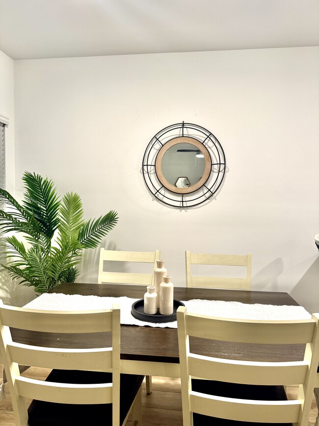 Building Photo - Luxury Townhome