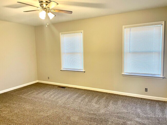 Building Photo - Fantastic Condo in established neighborhood