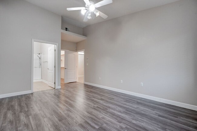 Building Photo - 2305 W Horizon Ridge Pkwy