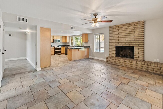 Building Photo - 8464 N 7th Ave