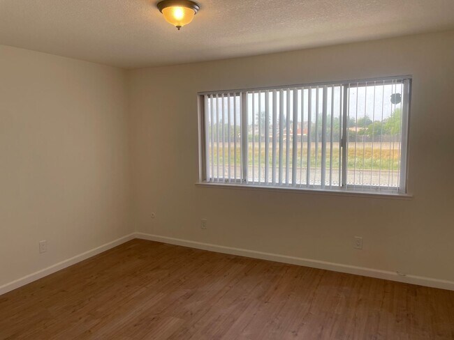 Building Photo - 3 Bedroom, 1.5 Bath Home in Parkway Neighborhood