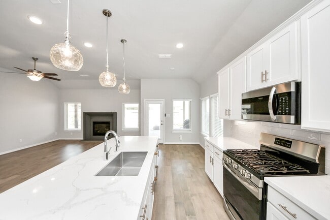 Building Photo - 9019 Emerald Cane Dr