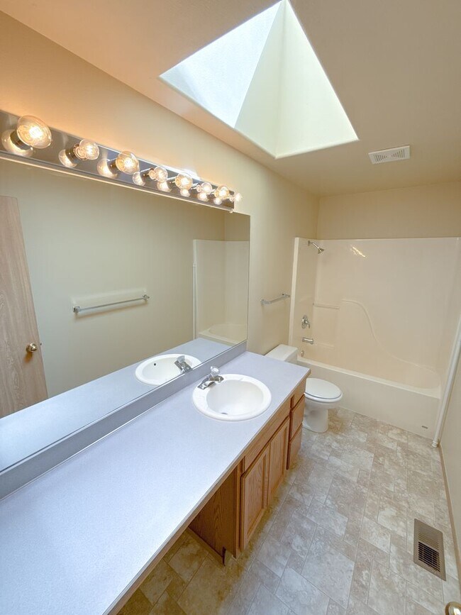 Building Photo - 5542 Glenridge Wy