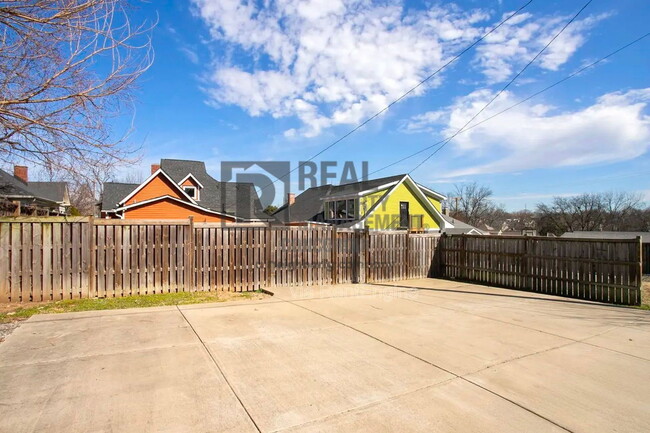 Building Photo - 1208 Woodland St