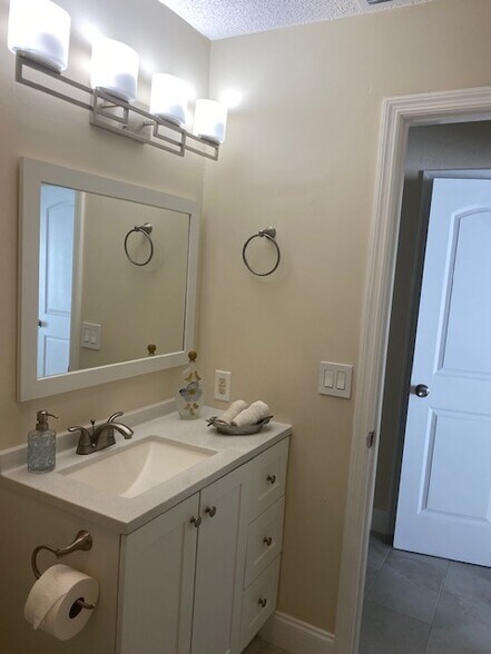 Building Photo - 2314 Fern Palm Dr