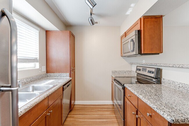 Building Photo - UPSTAIRS 2 BEDROOM CONDO! GATED COMMUNITY!...