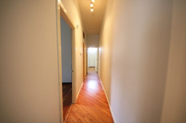 Building Photo - 2325 1/2 B Hickory St.